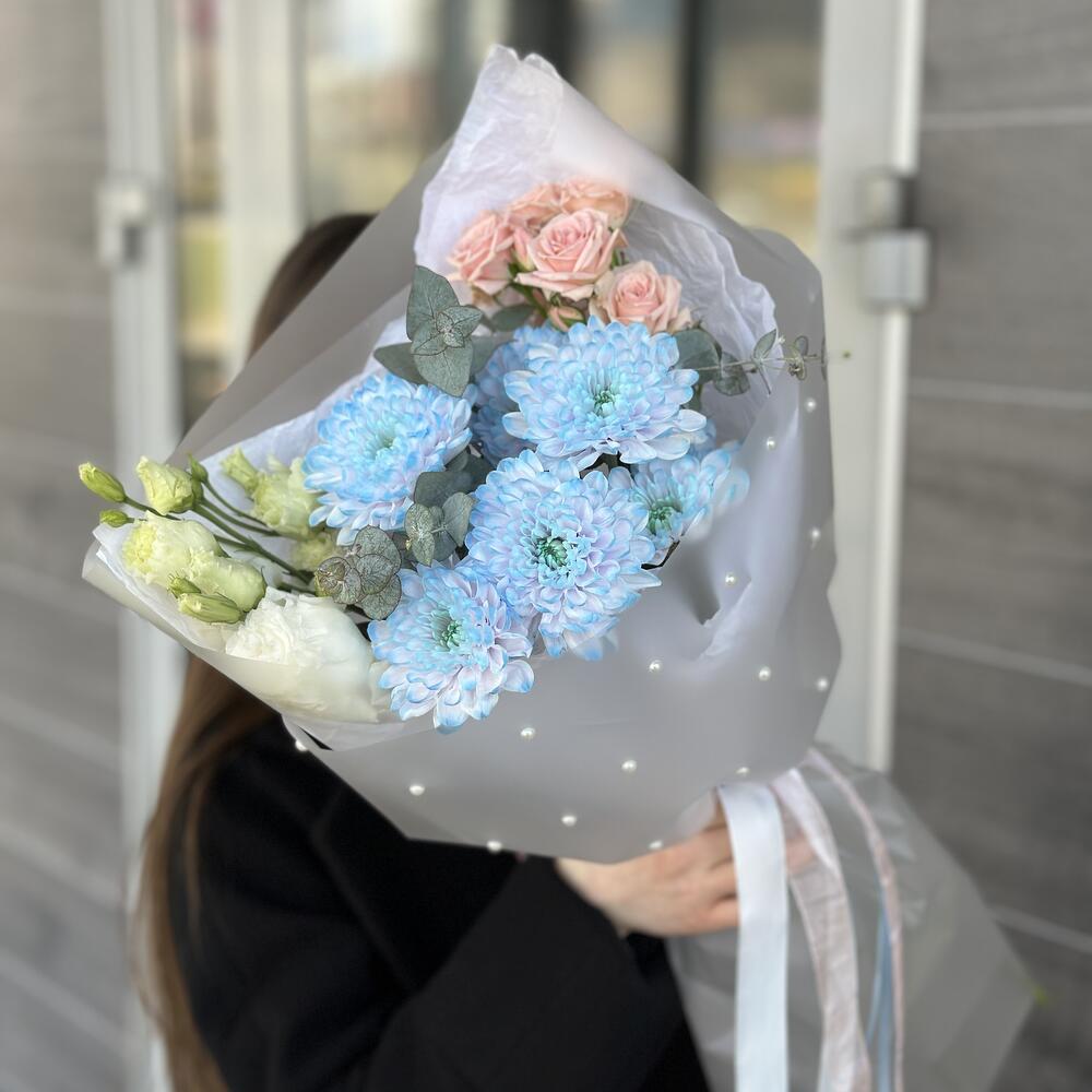 Букет хризантема, кустовая роза, эустома, эвкалипт