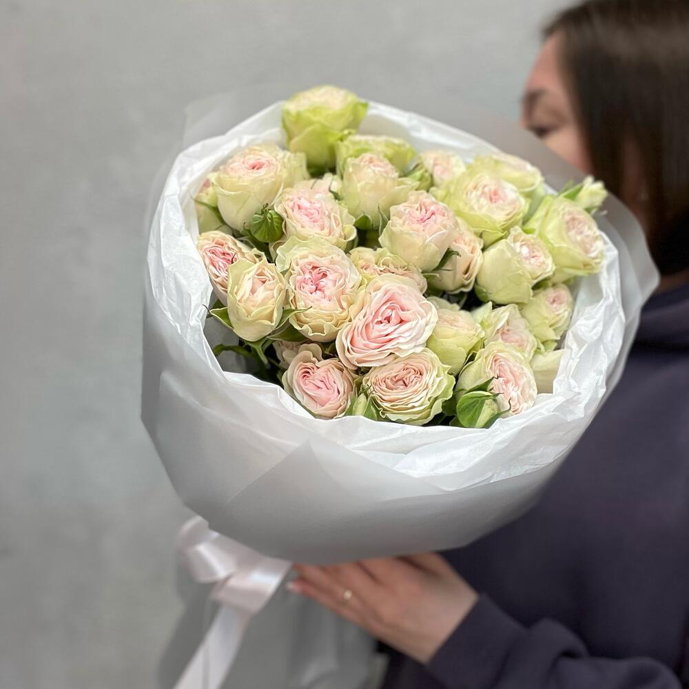 Букет из розовых кустовых пионовидных роз (519)