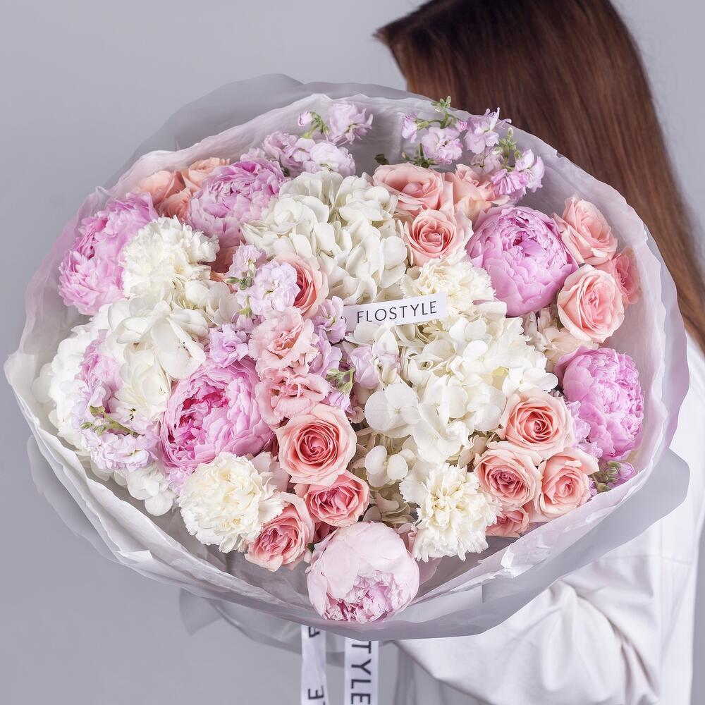 Букет с гортензией и пионами, кустовой розой Candy Rose