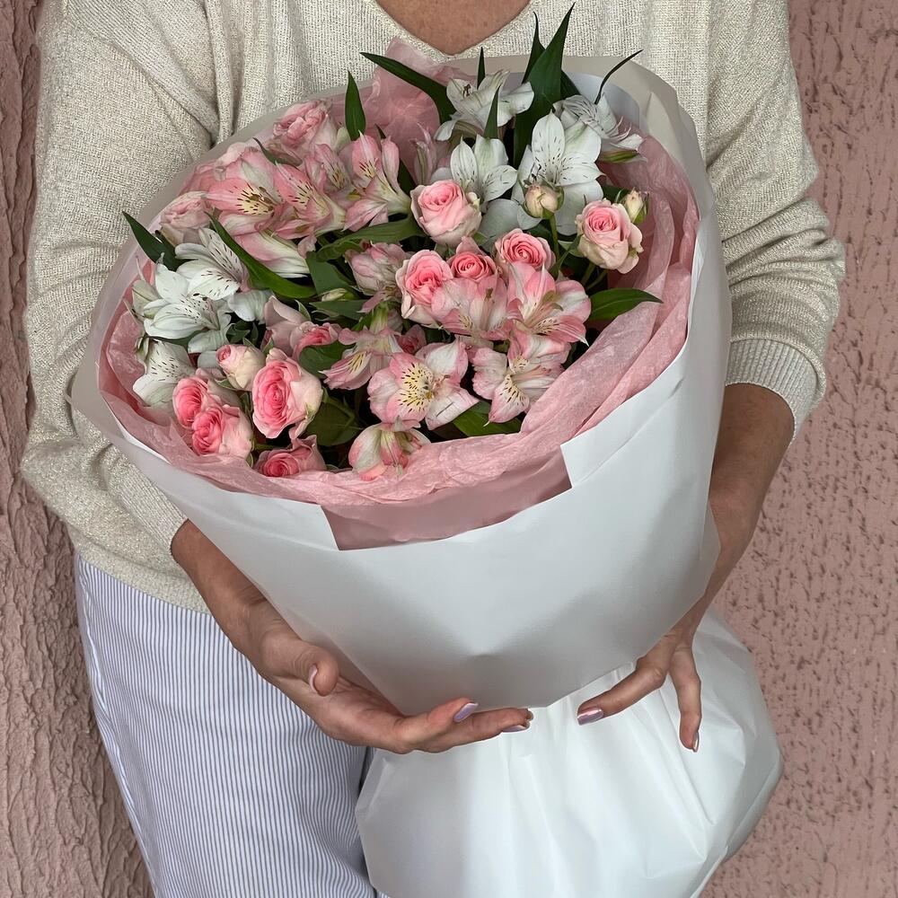 Букет из альстромерии🌸и кустовой нежной розы