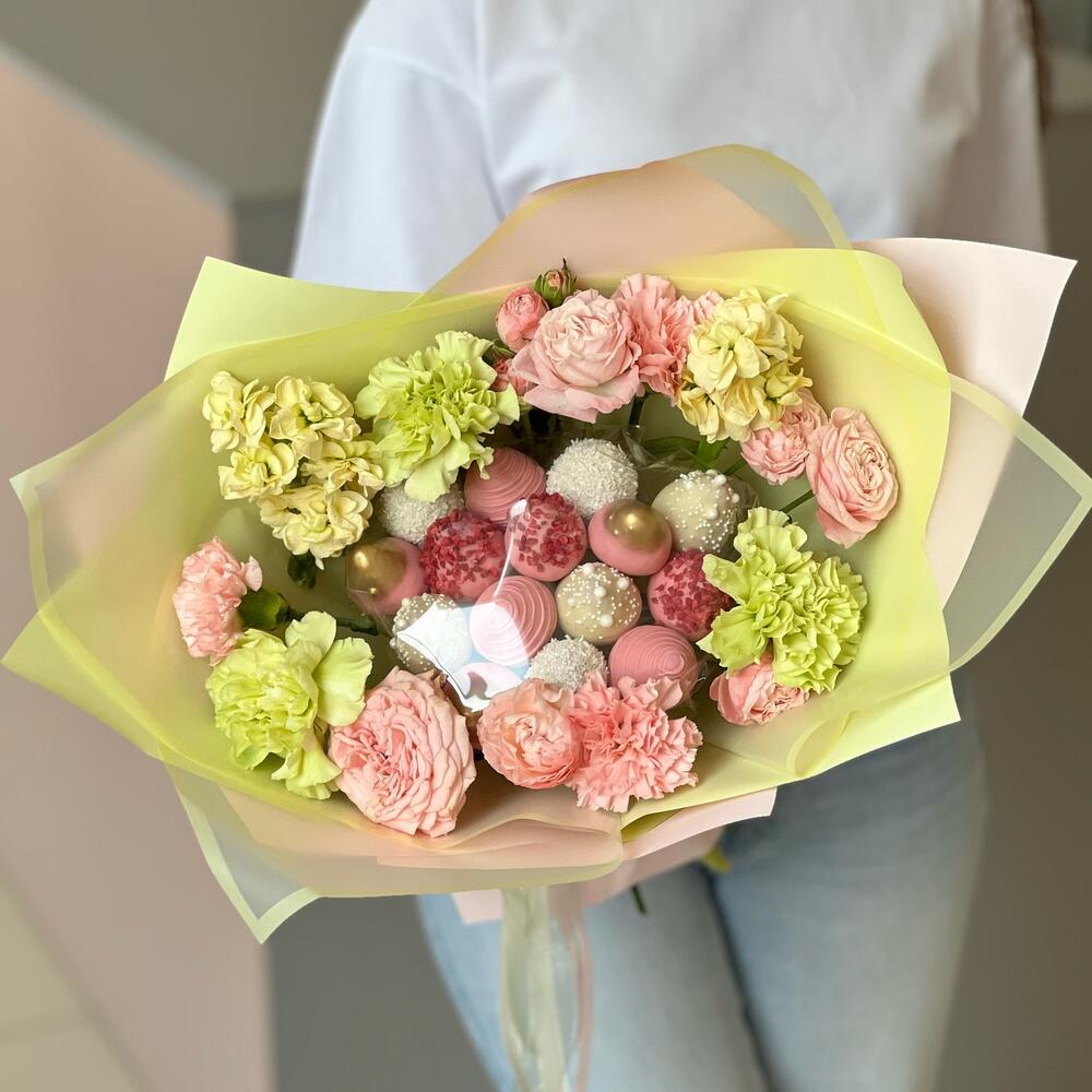 Букет с клубникой в шоколаде и цветами