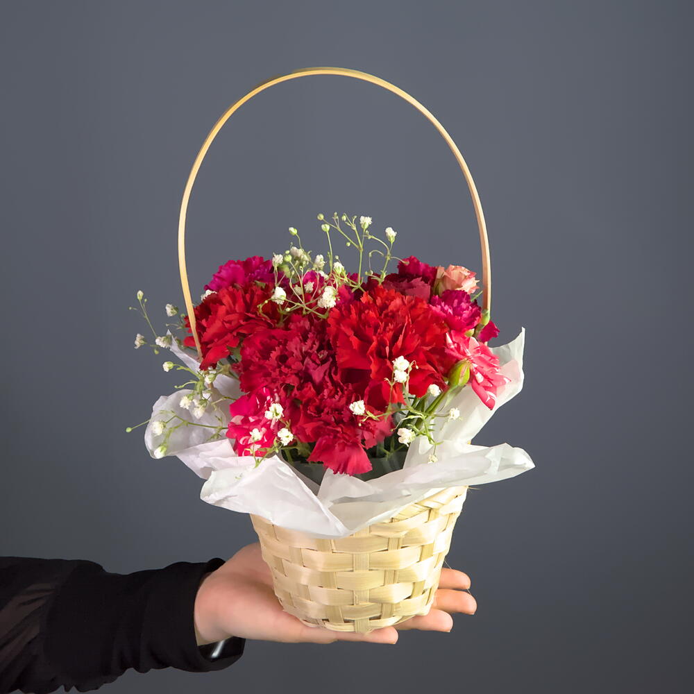 Корзинка из 1 розы, 5 диантусов, 1 кустовой розы и 1 гипсофилы