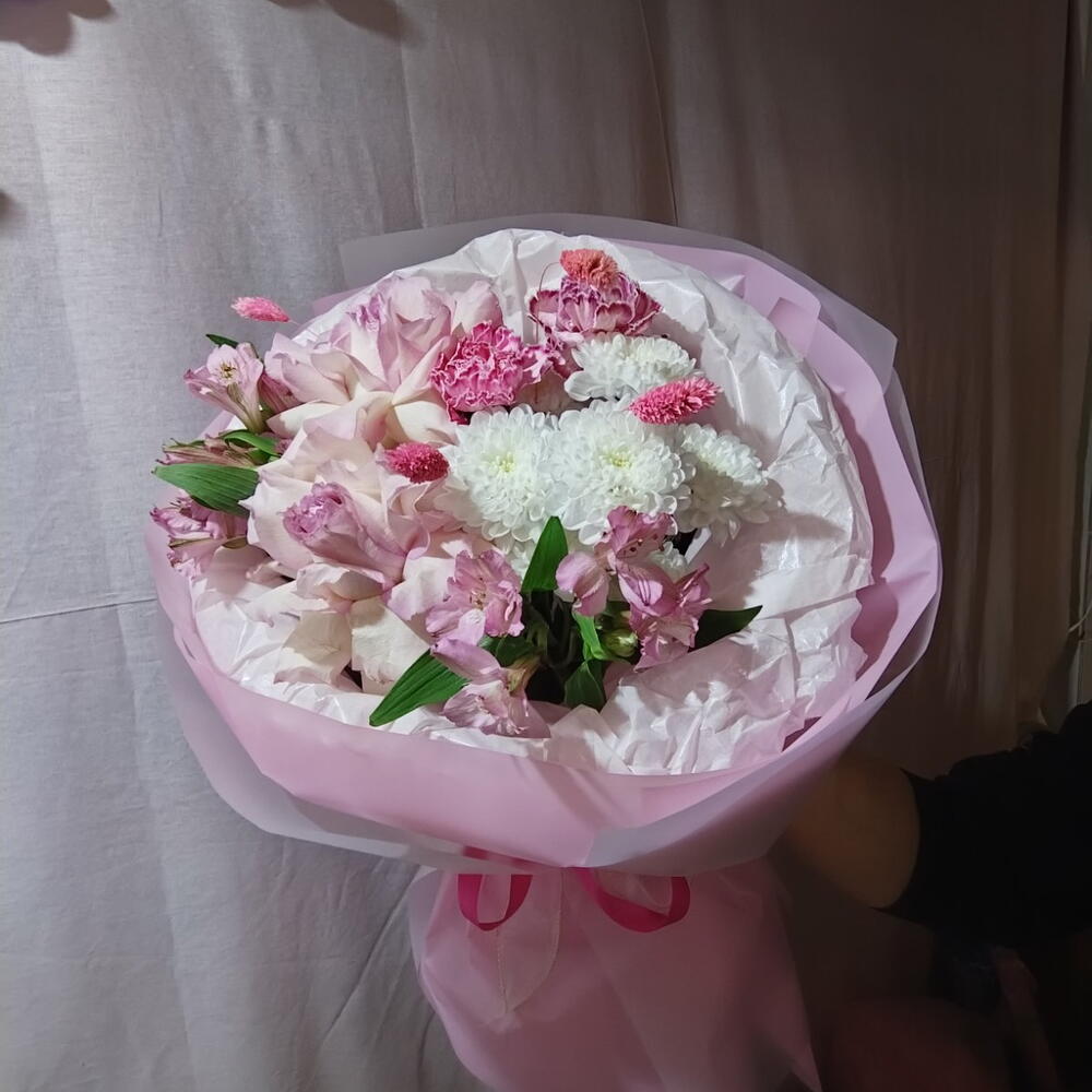 Букет из хризантем, розы и альстромерий
