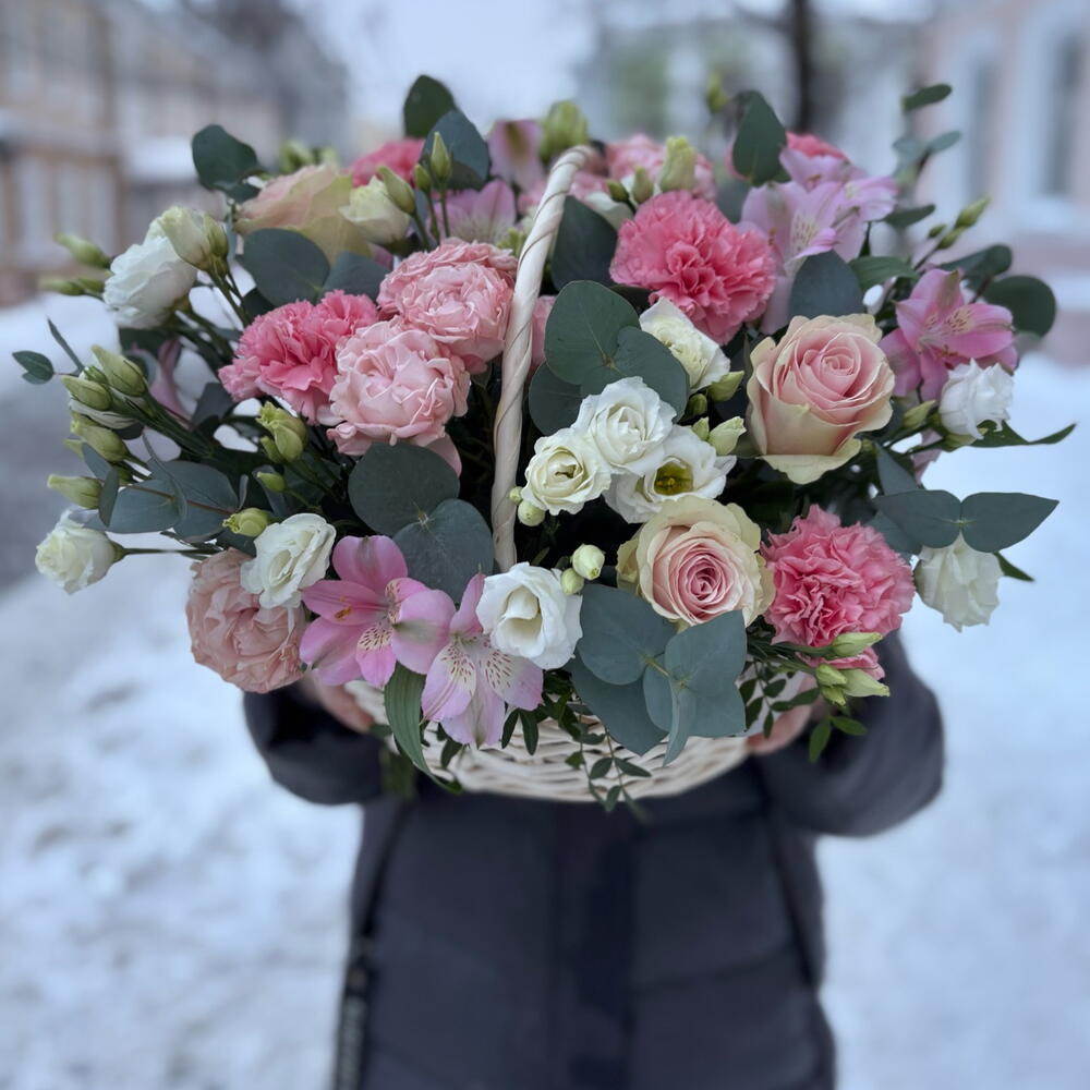 Корзина с цветами «От всей души» из кустовых пионовидных роз, эустом, роз, альстромерий, эвкалипта и диантусов