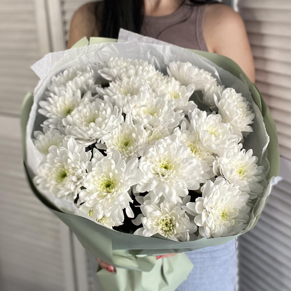 Нежный моно букет из кустовых белых хризантем