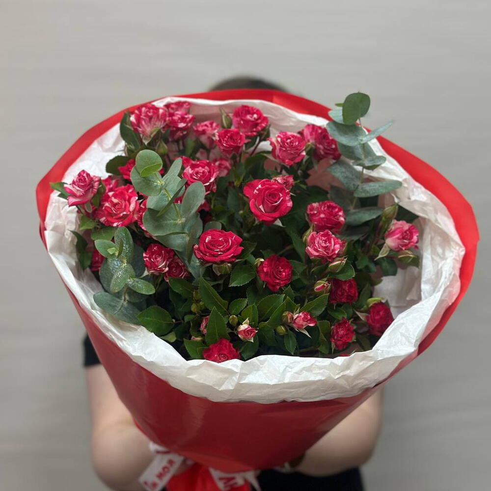 Фейерверк, букет из роз кустовых и эвкалипта