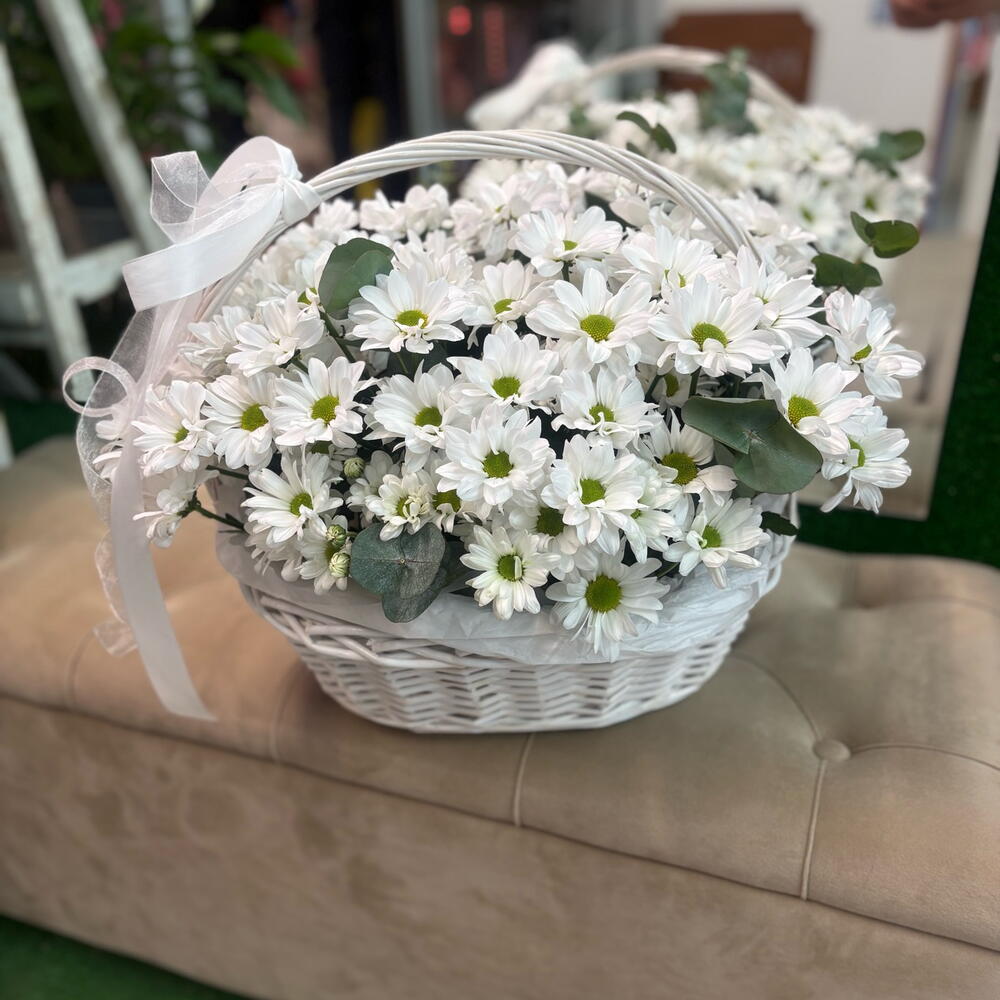 Корзина с ромашками и эвкалиптом