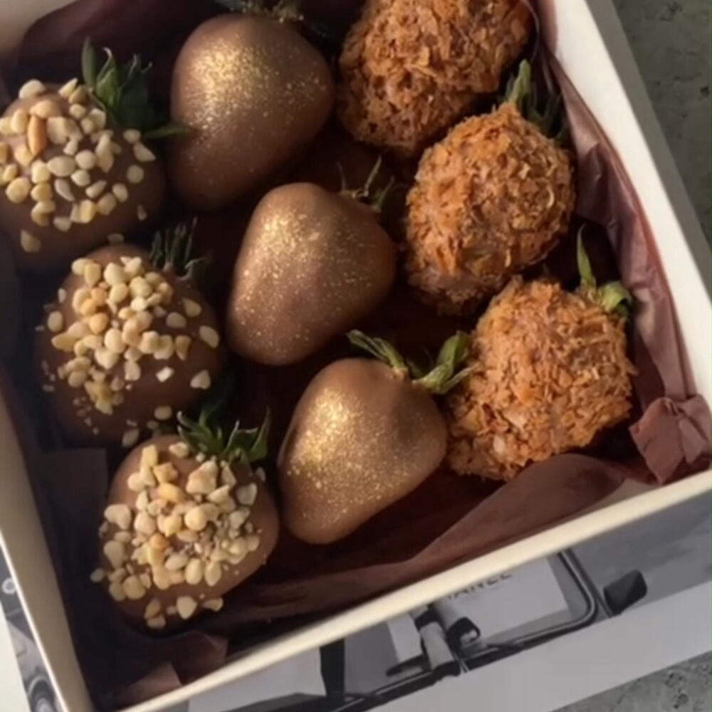 Chocolate-covered strawberries, set of 9 berries