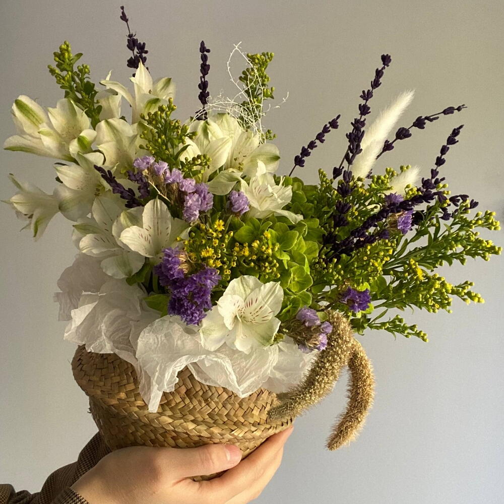 Зачарованная💜 Композиция в корзинке из гортензии, стабилизированной статицы, лаванды, солидаго, альстромерии