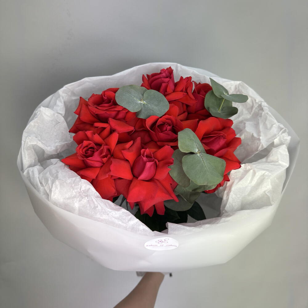 Букет из 7 французских красных роз и эвкалипта
