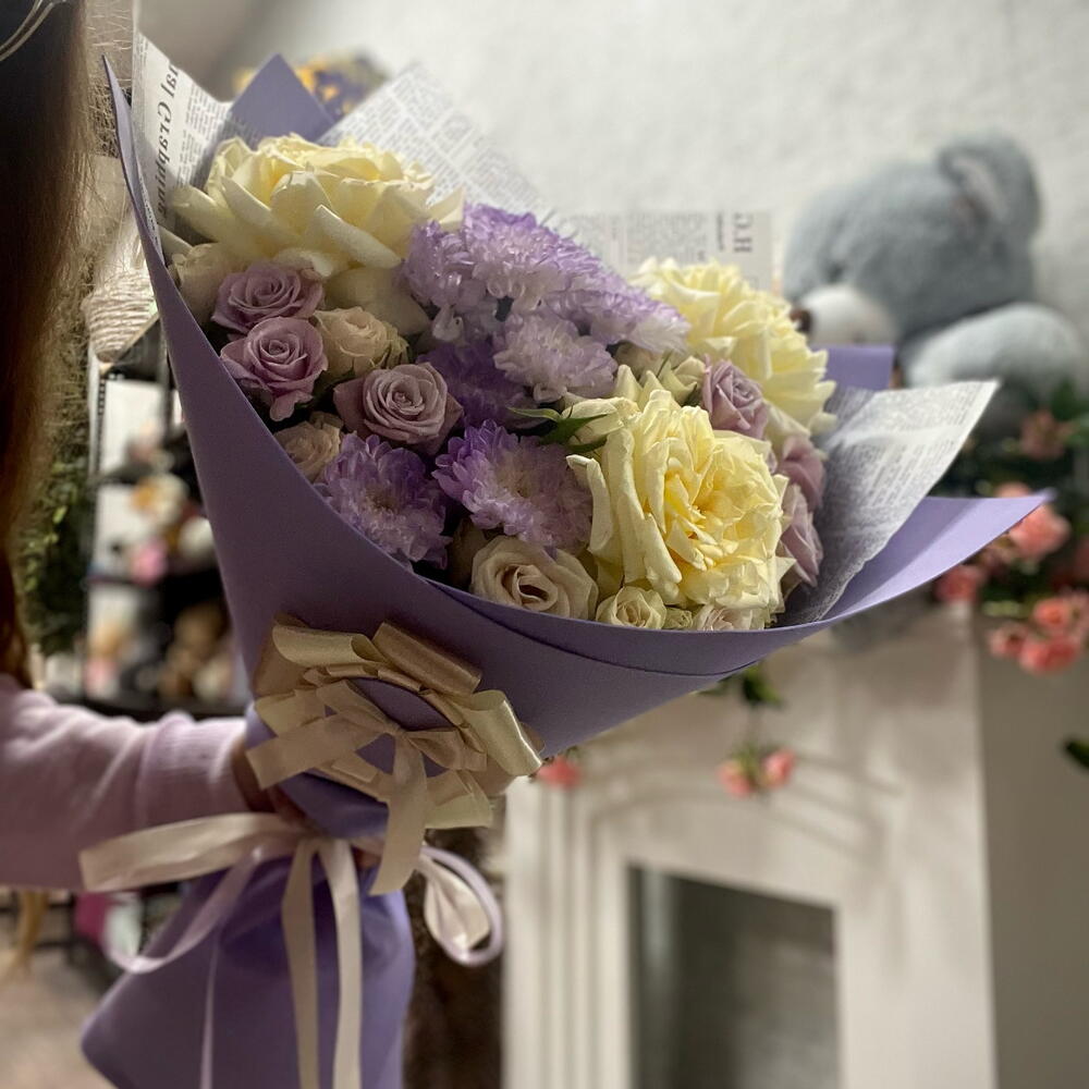 Букет из хризантемы, кустовой и одноголовой французской розы