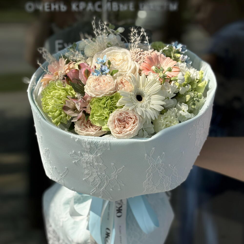 Букет с гвоздиками, розами и герберами