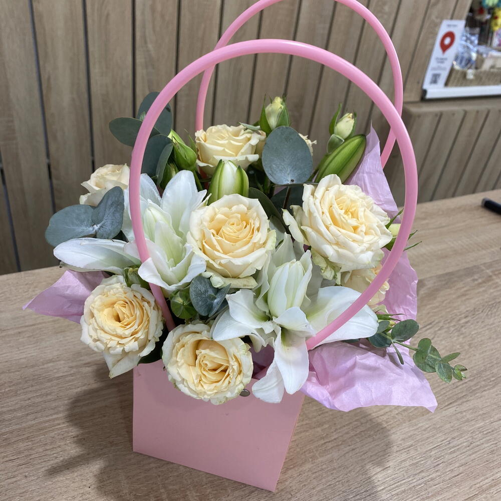 Цветочная Композиция с Лилией и Кремовыми Розами🌸
