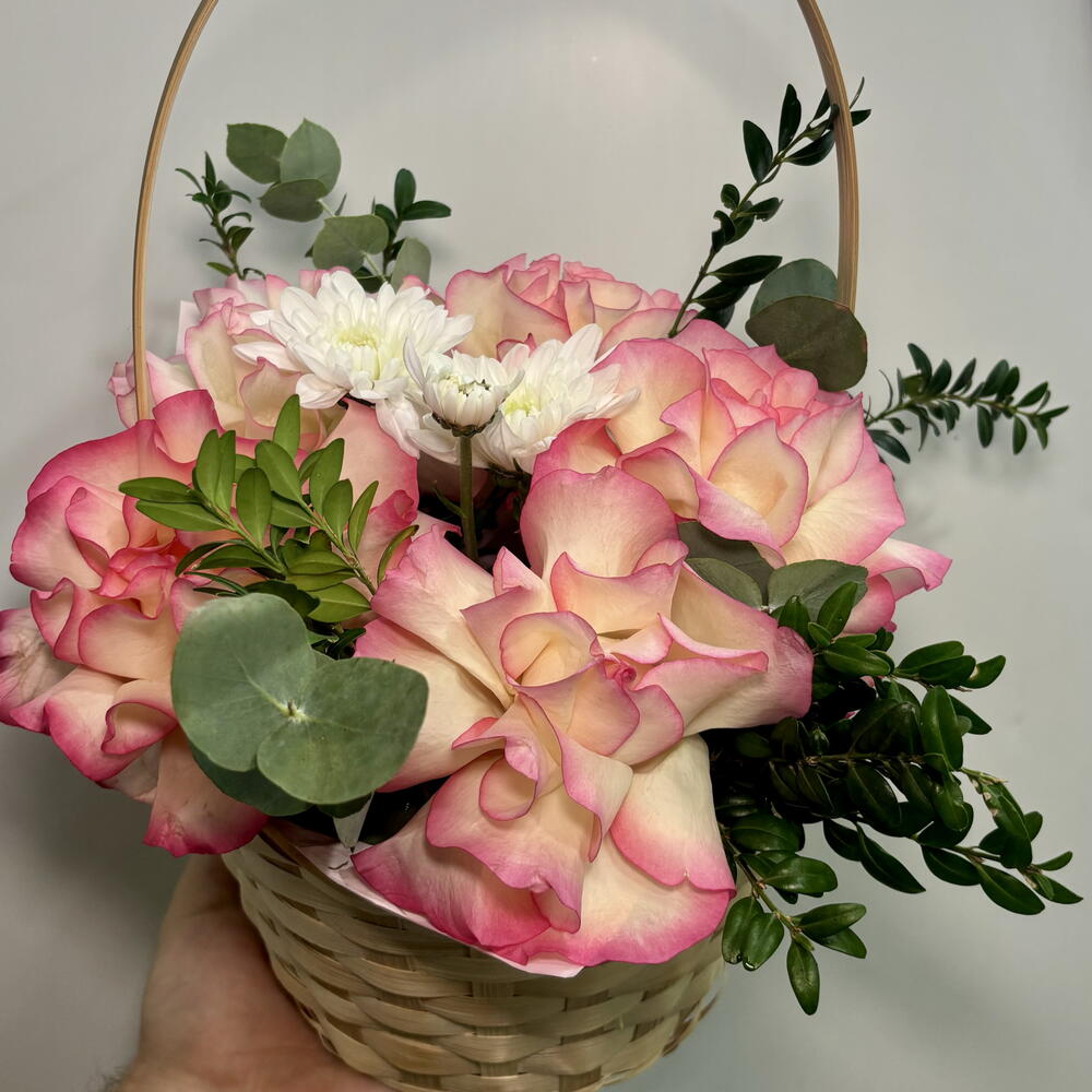 Изящная корзинка, наполненная пятью великолепными розами Джумилия на 1 сентября 💫