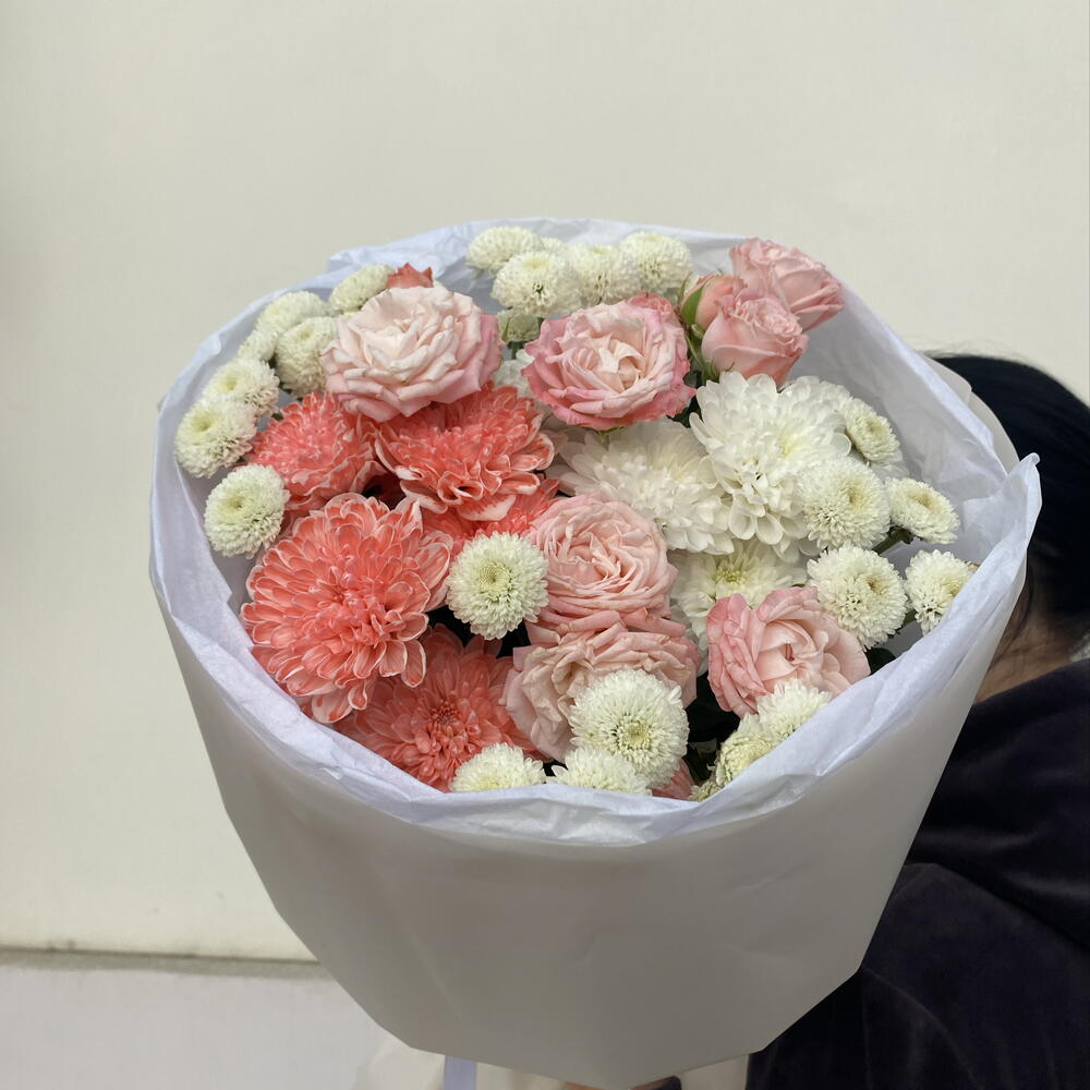 Пышный букет из кустовых роз, ньютона и кустовых хризантем