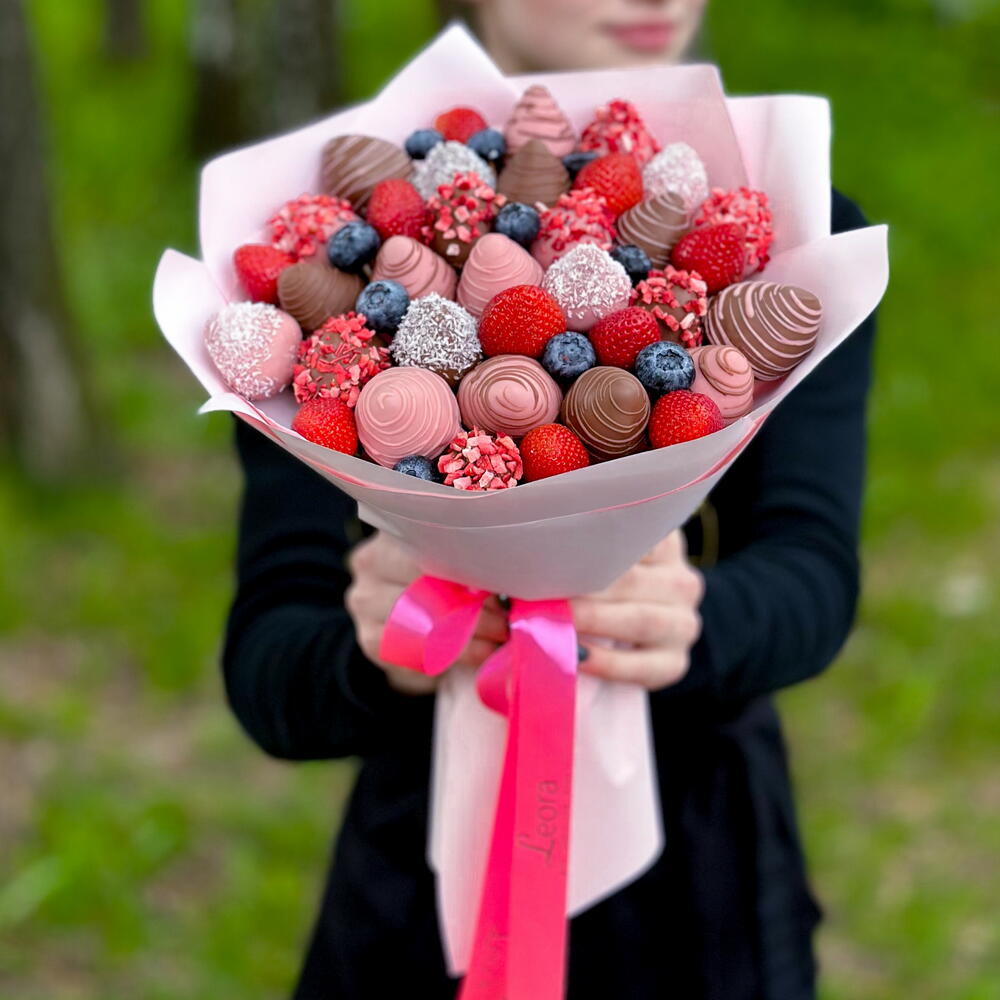 A bouquet of strawberries. Chocolate-covered strawberries. Gift set 037. Leora-chocolate