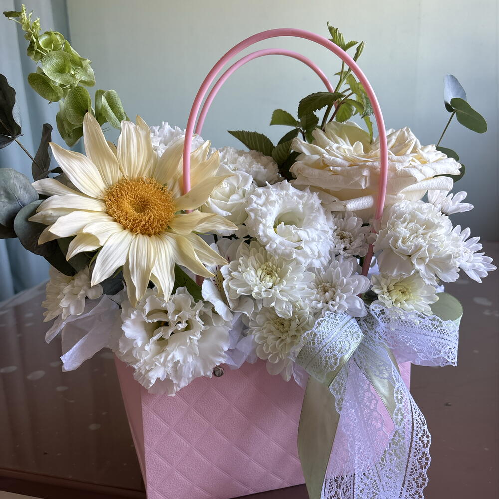 Композиция из эустомы белой,роз канделайт, подсолнуха,белых диантусов💕🌸