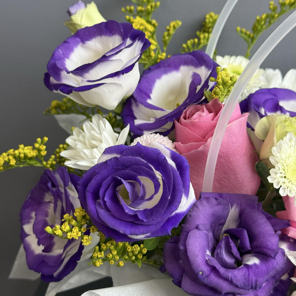 Сумочка с красивым ярким цветочным составом 🌸