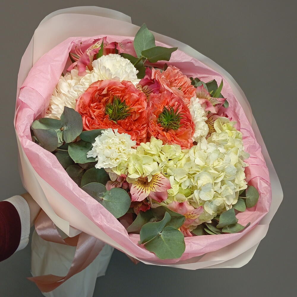 Букет с гортензией, розами, эвкалиптом, альстромерией