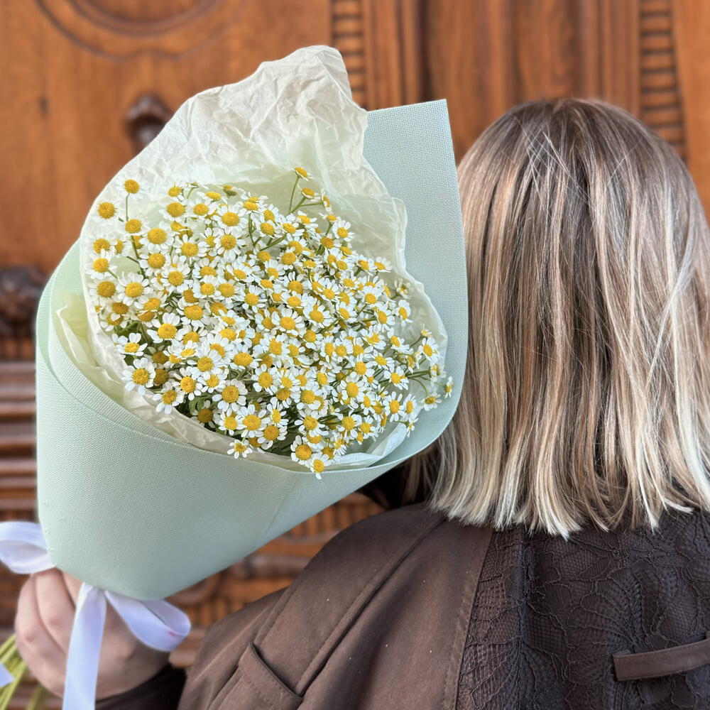 Букет авторский «Любит — не любит💛» с 15 ромашками матрикария