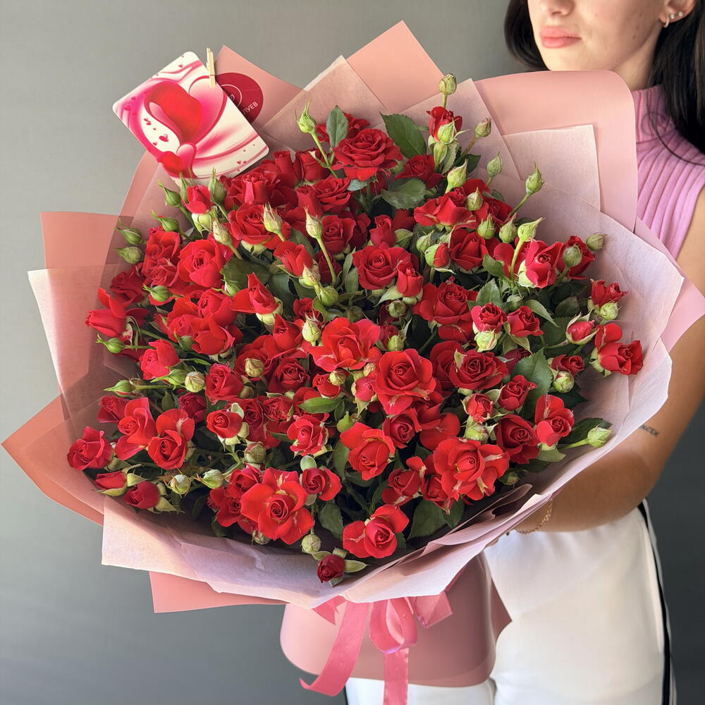 Эффектный букет кустовых красных роз 😍