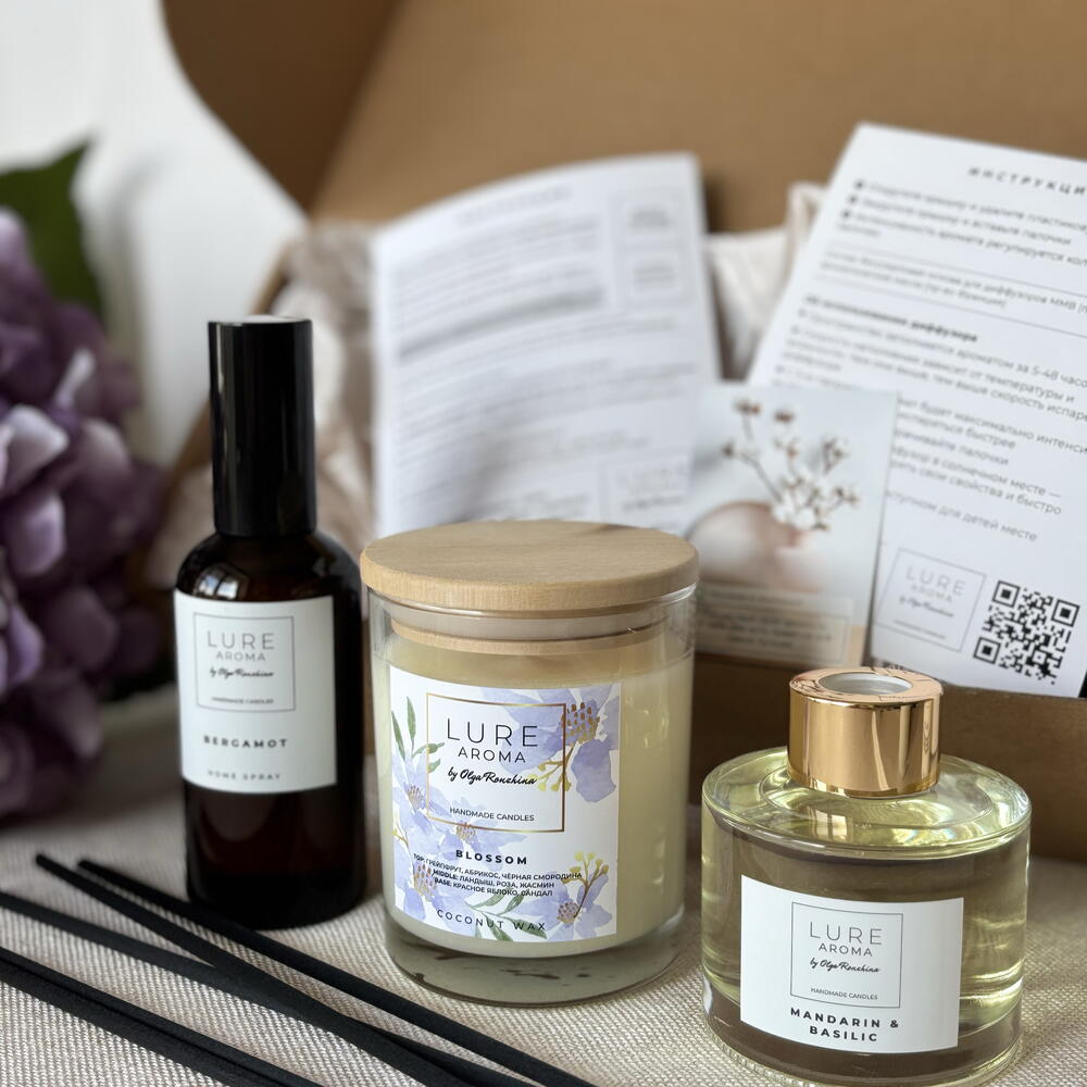 Подарочный набор Свеча ароматическая Blossom 250 мл, Интерьерный спрей Bergamot 100 мл, Диффузор Mandarin basilic 100 мл