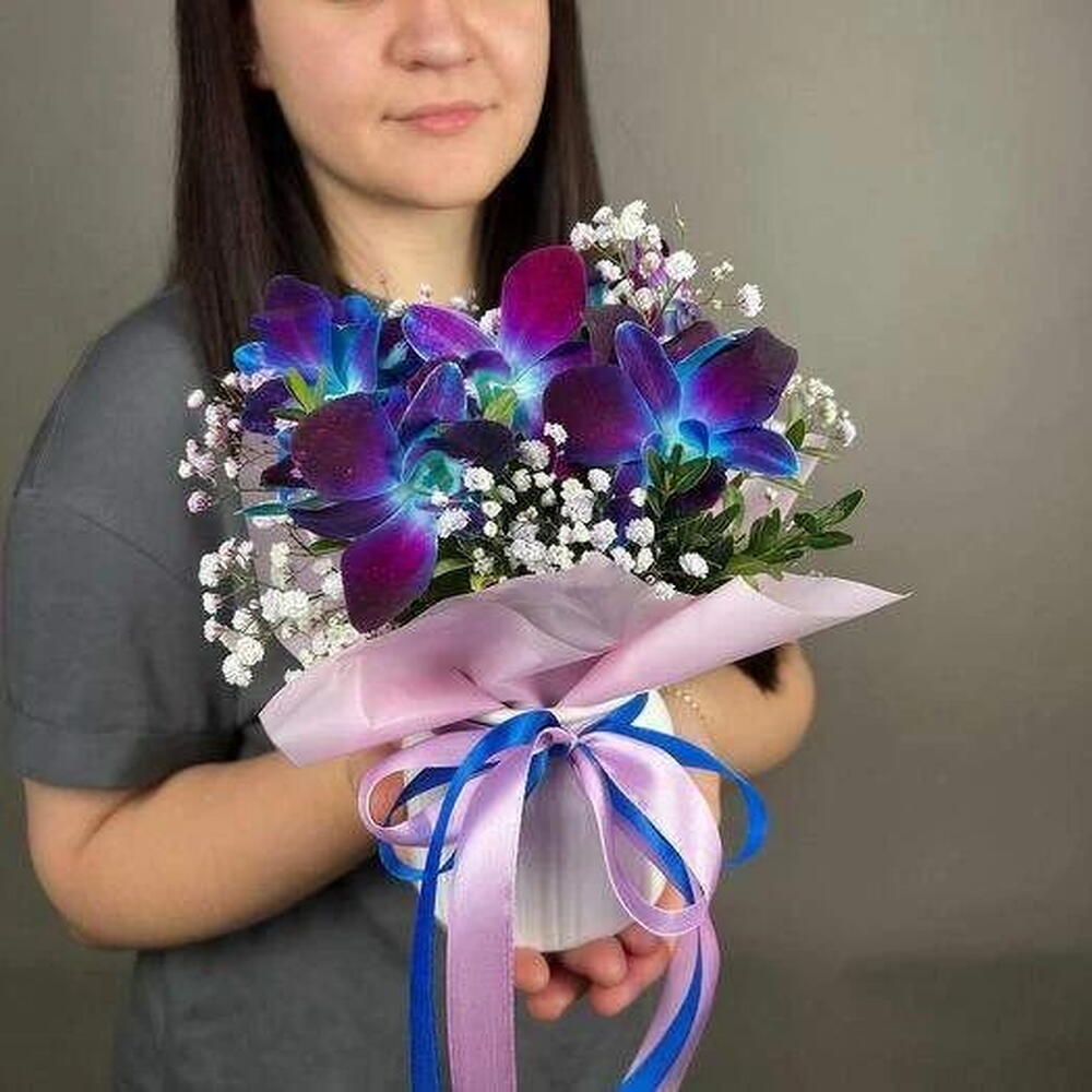 Композиция в керамическом кашпо с синей орхидеей и гипсофилой