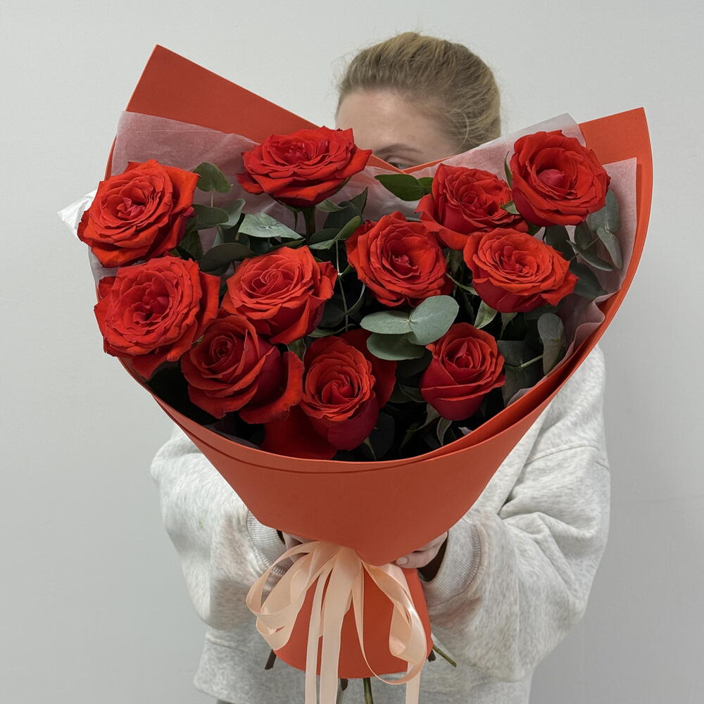 Яркий букет «Последний вечер лета🌹» с 11 розами и эвкалиптом💐