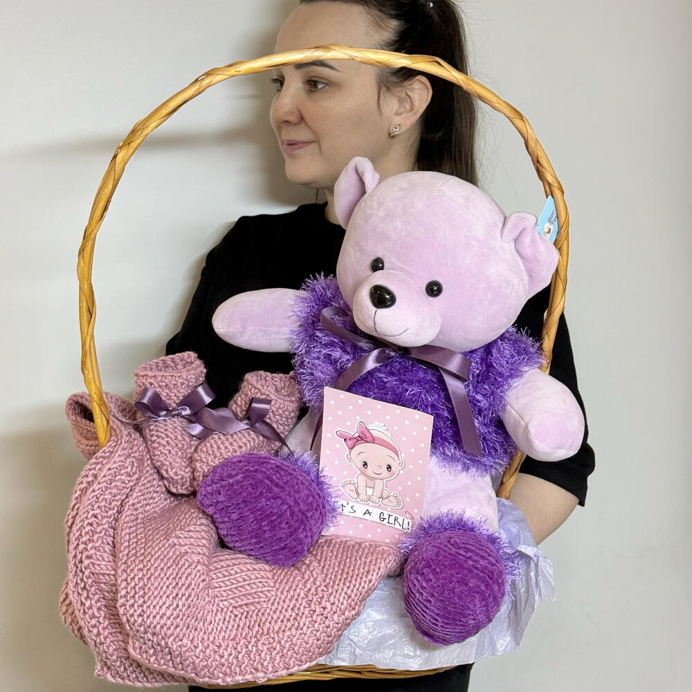 Подарочный набор для новорождённой девочки с игрушкой в плетеной корзине