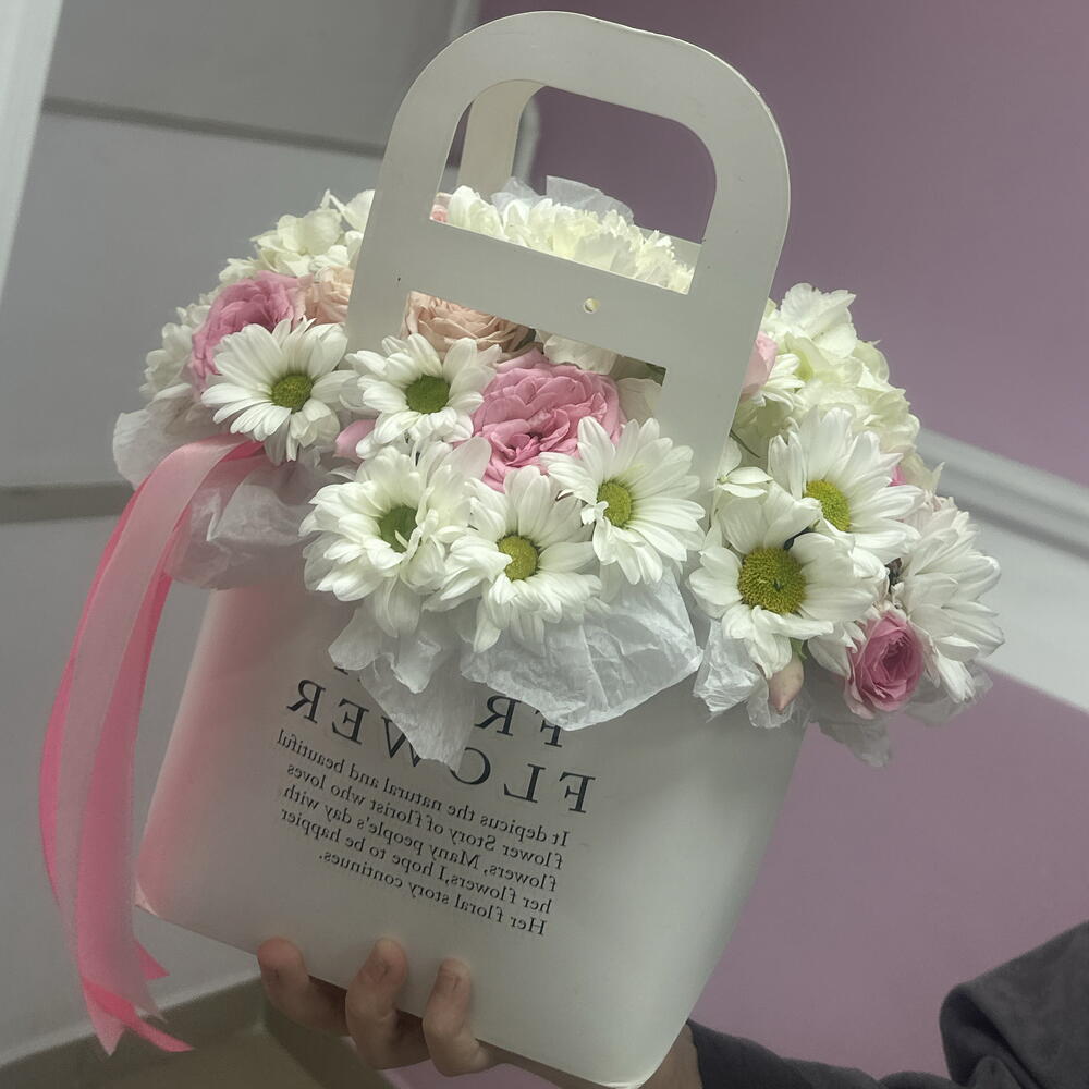 Композиция из ромашковых хризантем