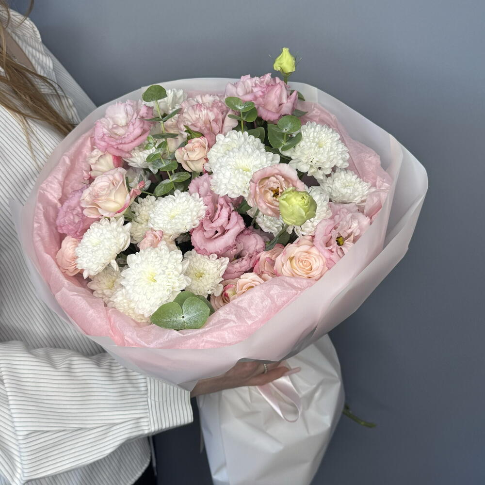 «Воздушное трио» из эустом, кустовых роз бомбастик и кустов хризантем