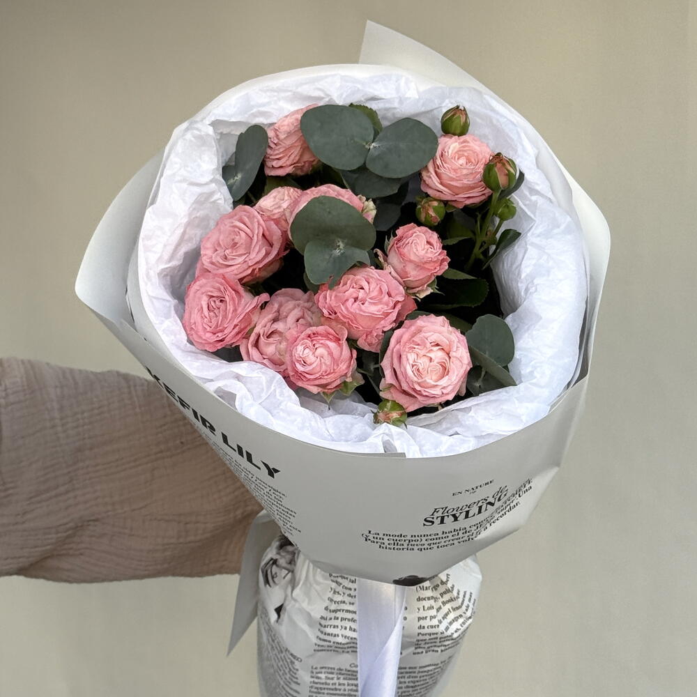 Нежно-розовый букет-комплимент из кустовых пион роз в стильной упаковке