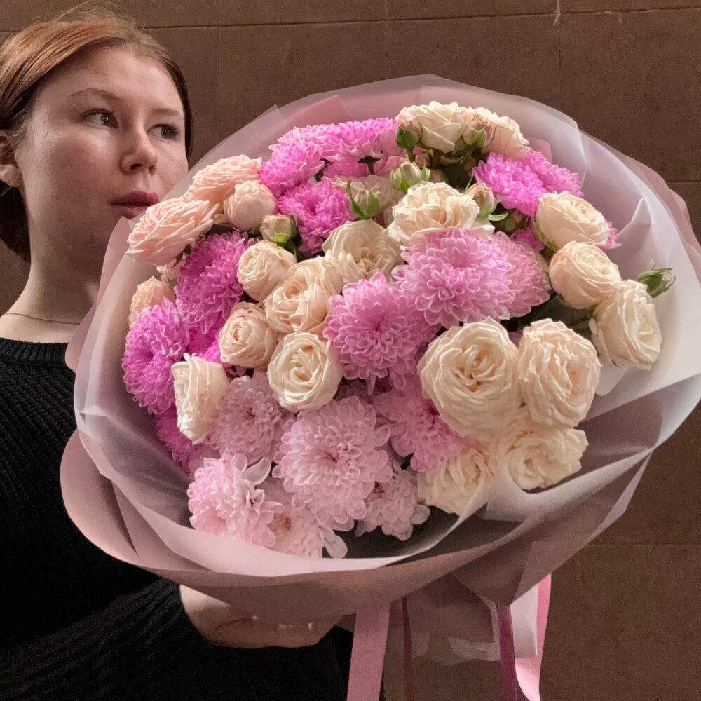 Эффектный букет пионовидных роз и ажурных хризантем