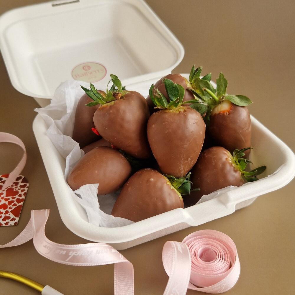 Chocolate-covered strawberries bento