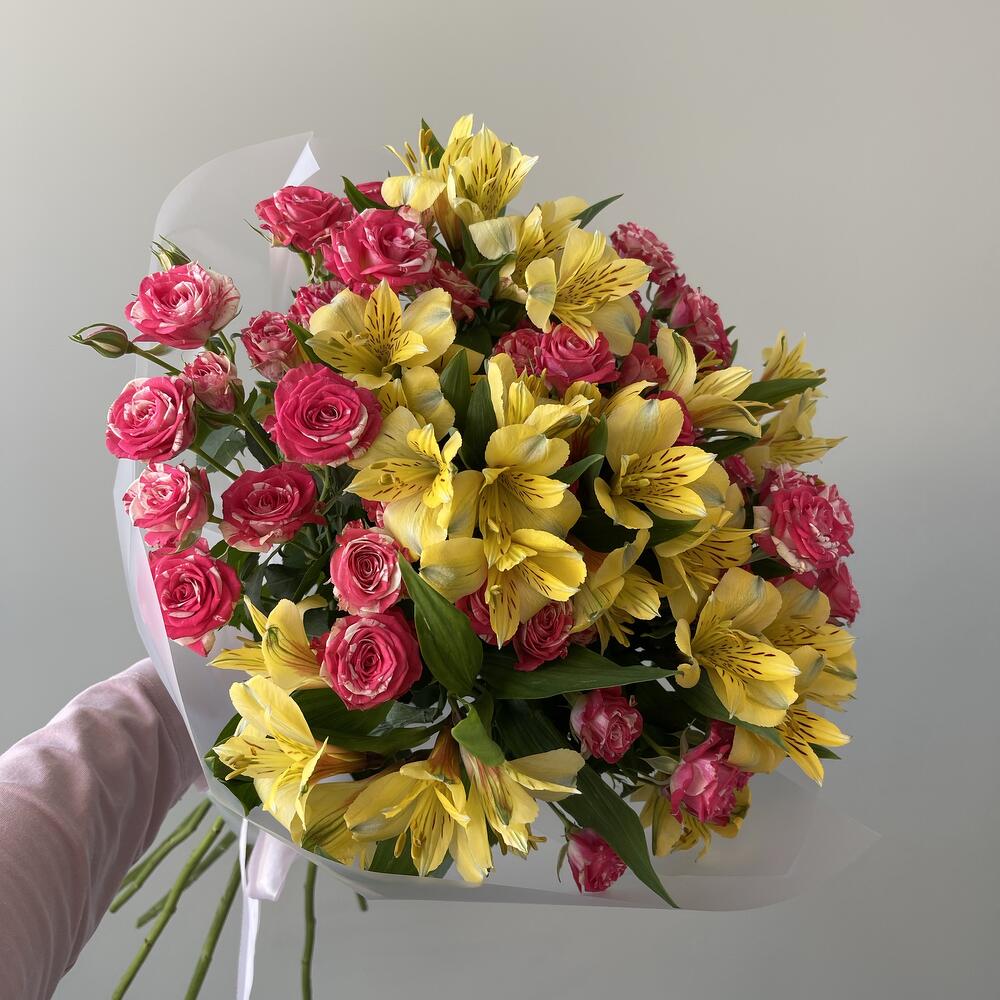 5 кустовых роз с альстромерией🩷💛