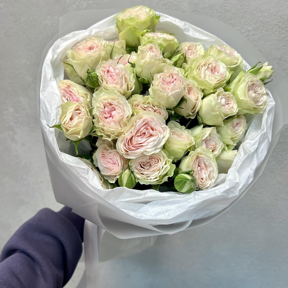 Букет из розовых кустовых пионовидных роз (519)