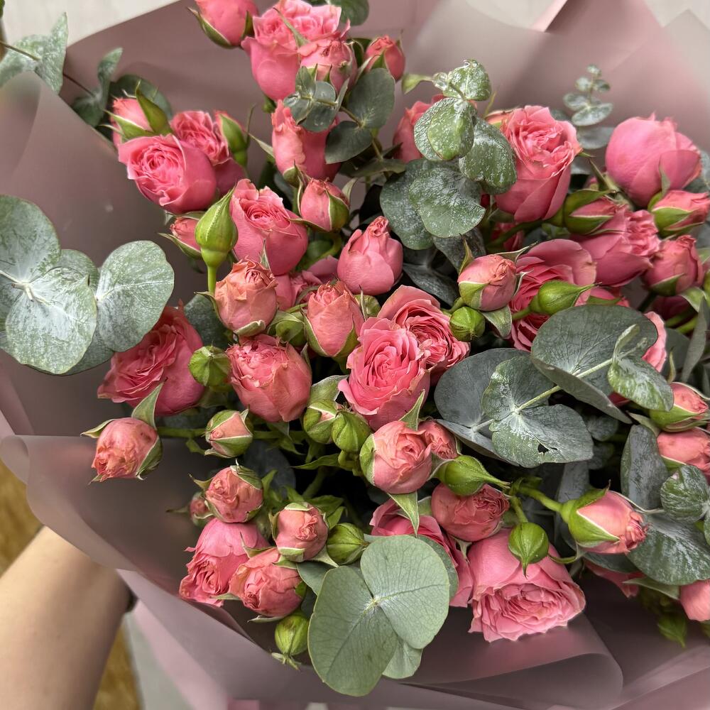 5 пионовидных кустовых роз с эвкалиптом