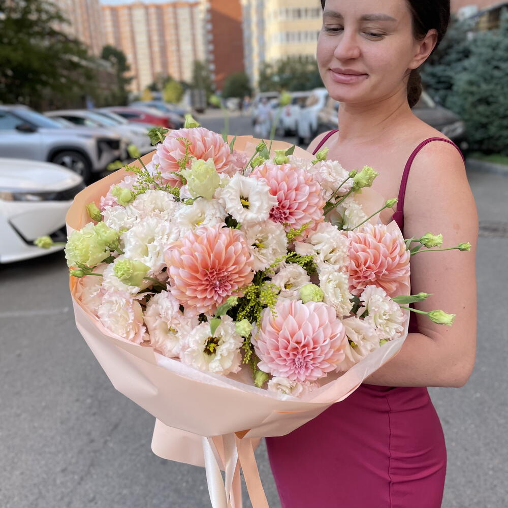Георгины и эустомы