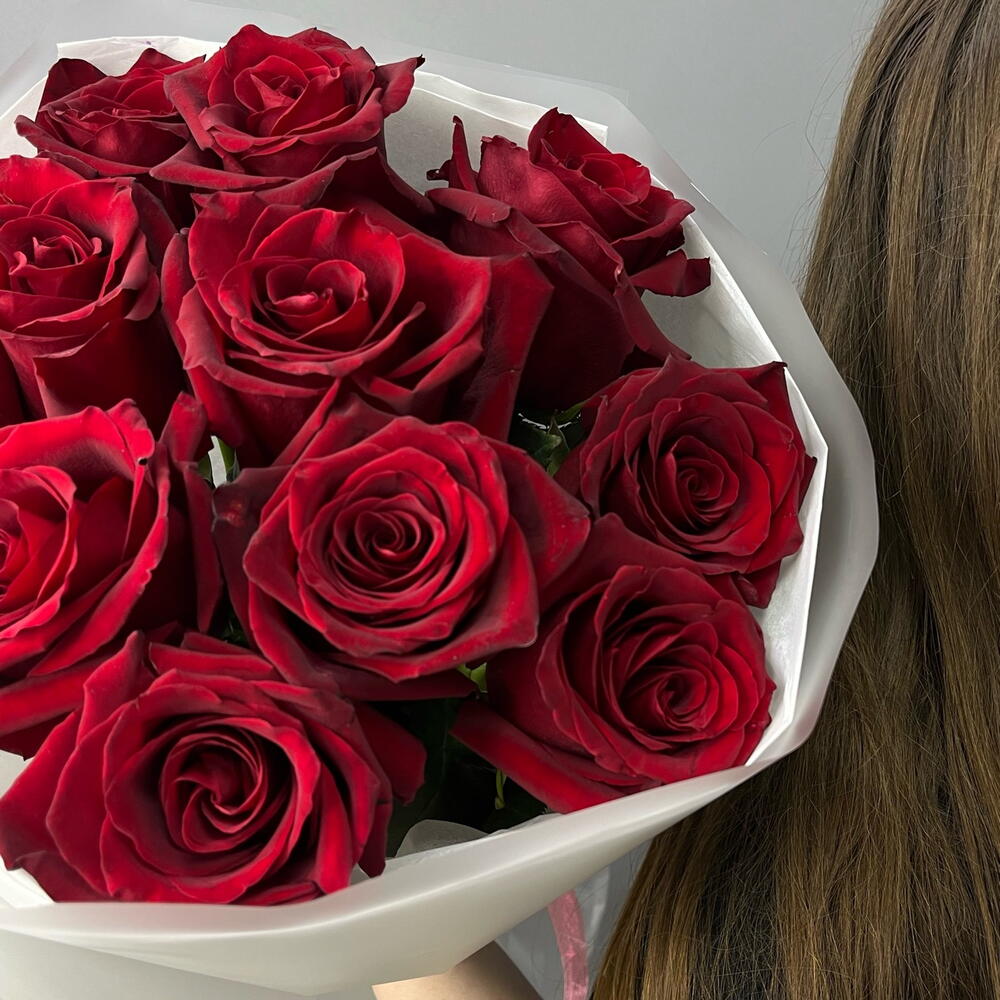 Красные розы 🌹 в упаковке с лентой ( 11 красных роз )