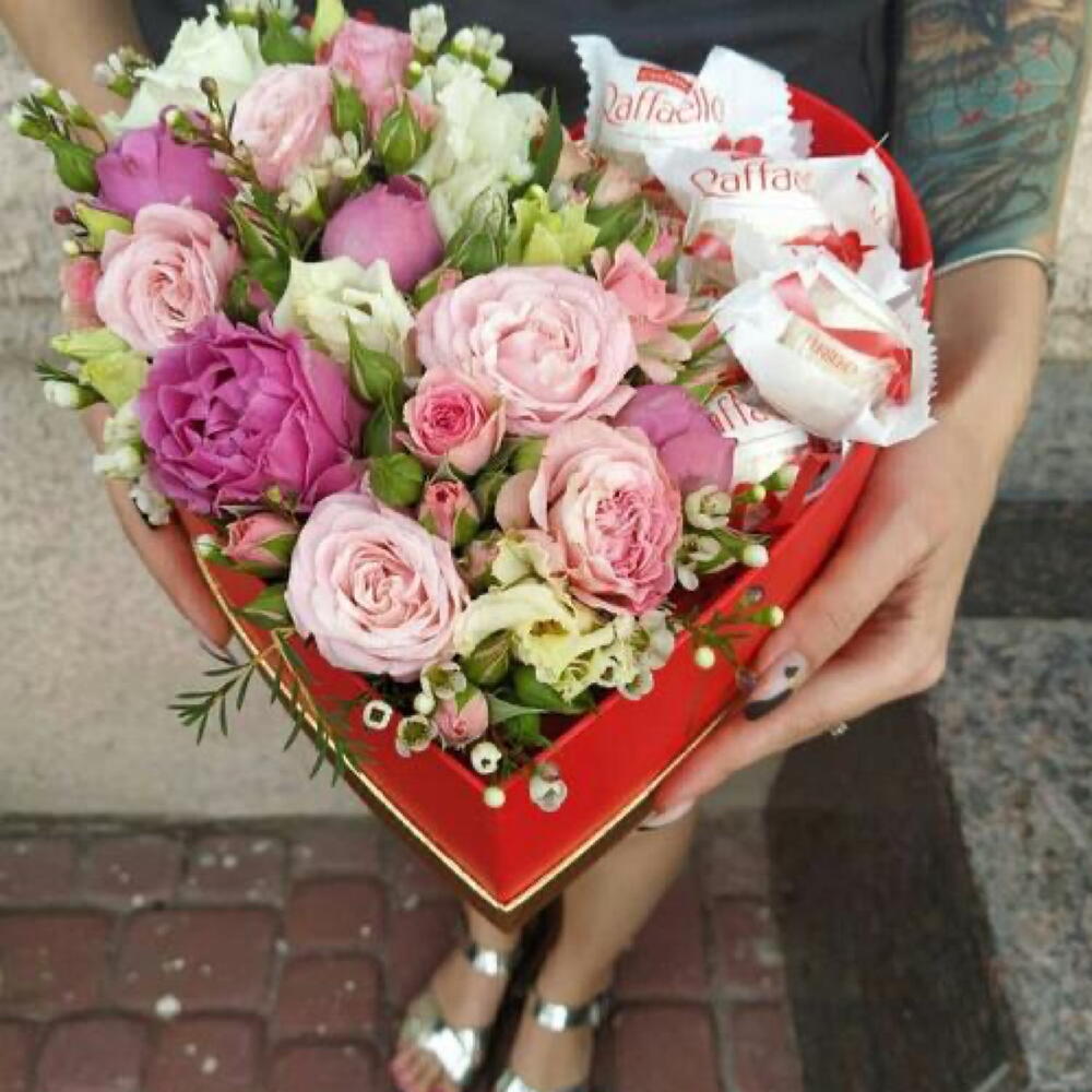 Сердце с цветами и конфетами