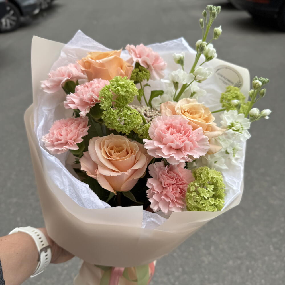 Букет с розой, гвоздикой и матиоллой