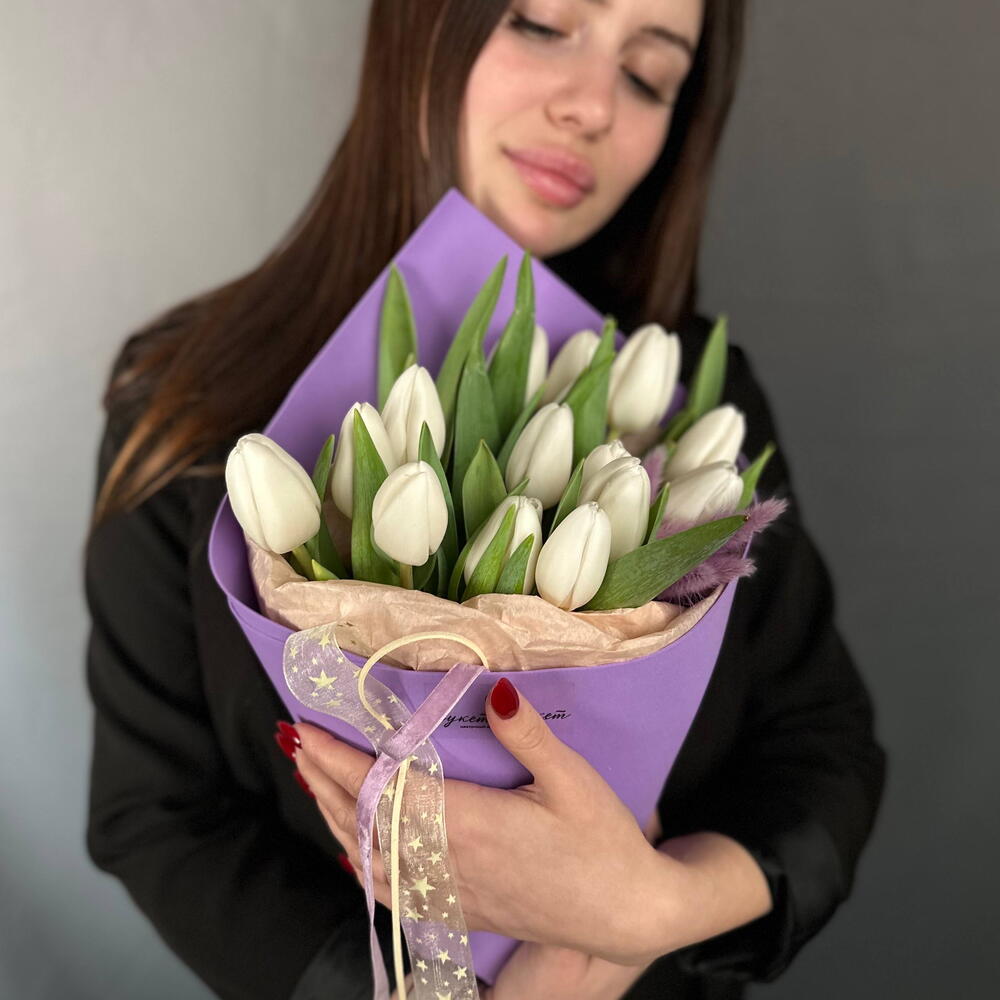 Букет «Алексеевна» (15 тюльпанов и лагурус)
