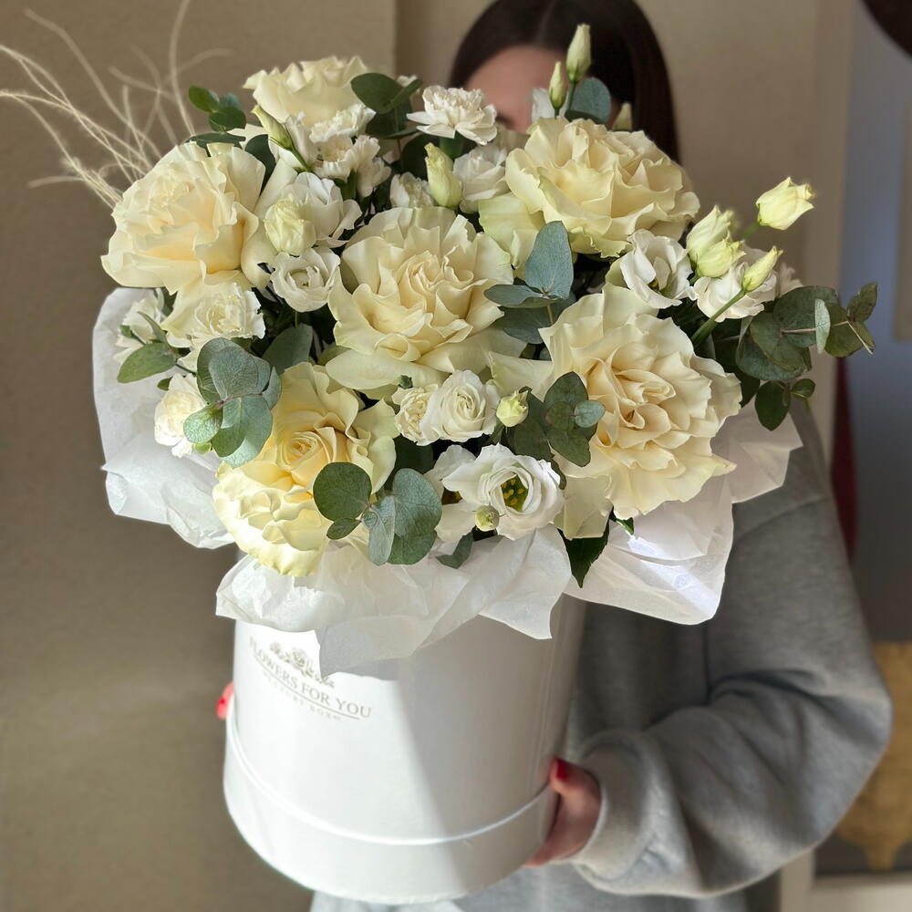 Коробка с французскими розами , гвоздикой и эустомой