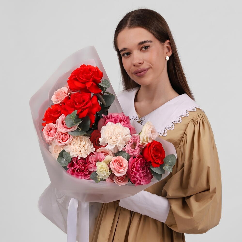 Яркий букет с красной розой, диантусами, пиновидными розами, эустомой и эвкалиптом