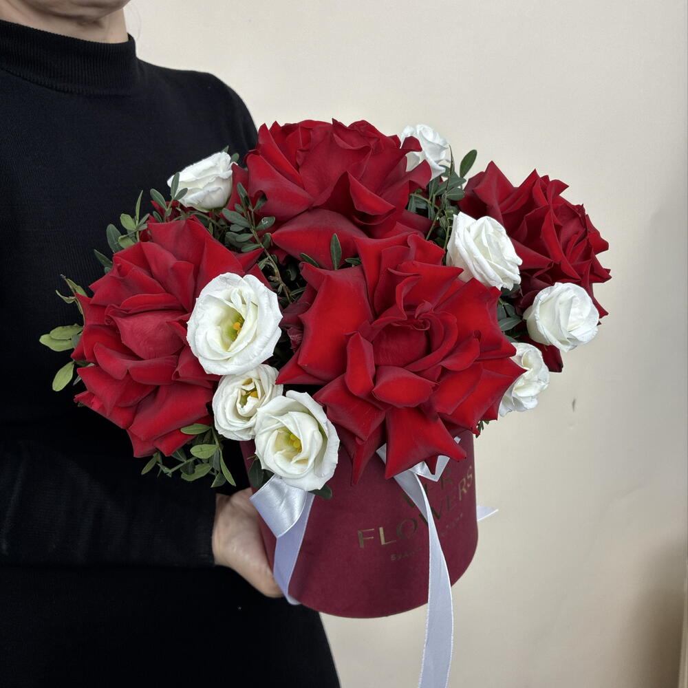 Композиция из французских роз и эустомы