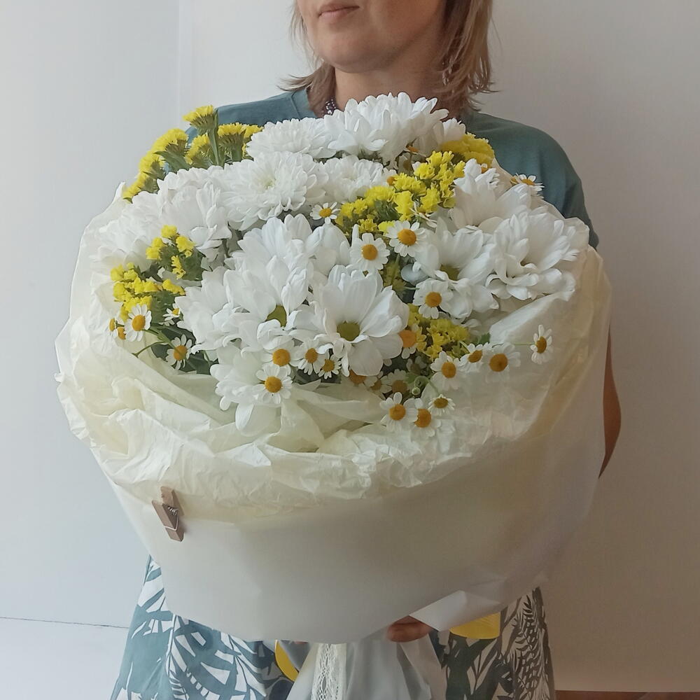 Букет из хризантемы, ромашки и статицы