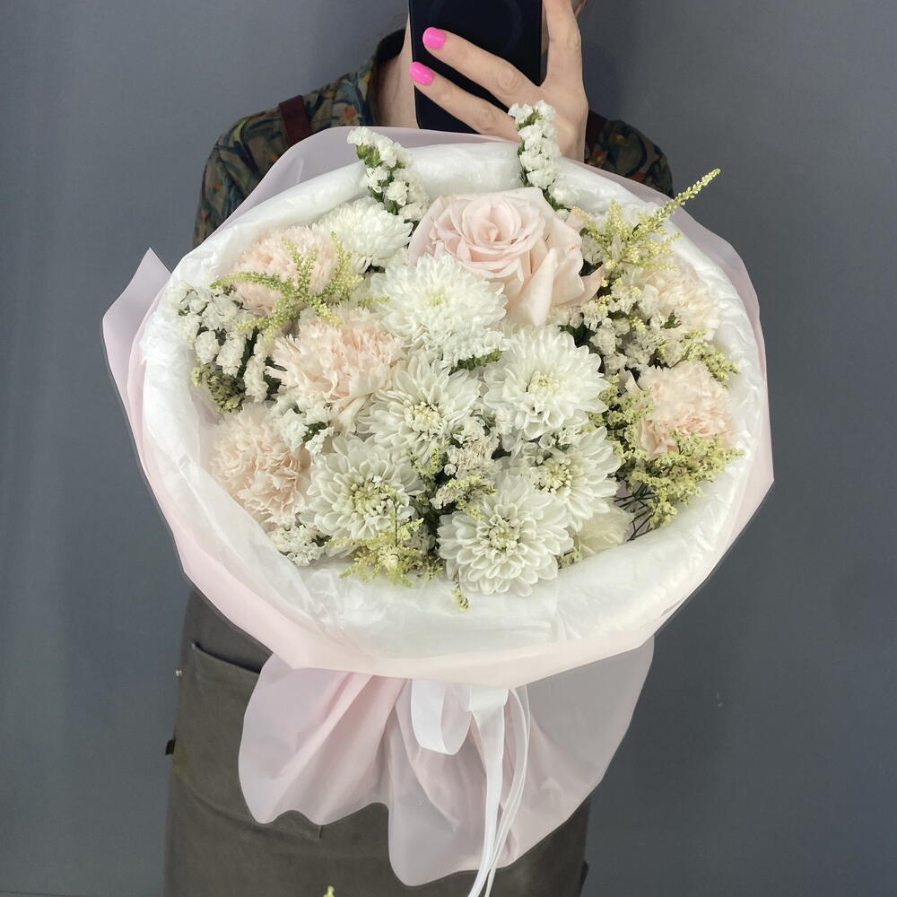 Букет комплимент 🥰 нежная французская Роза 🥐🌸🥐 кустовая Хризантема 🌿 кремовые диантусы 🩷 белоснежная статица🤍