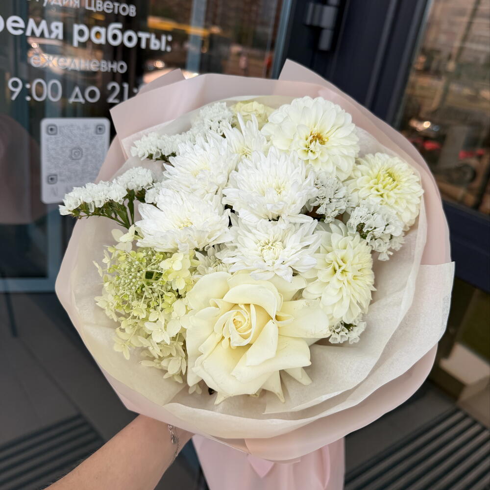Букет с гортензией и георгинами «Лебединое озеро»