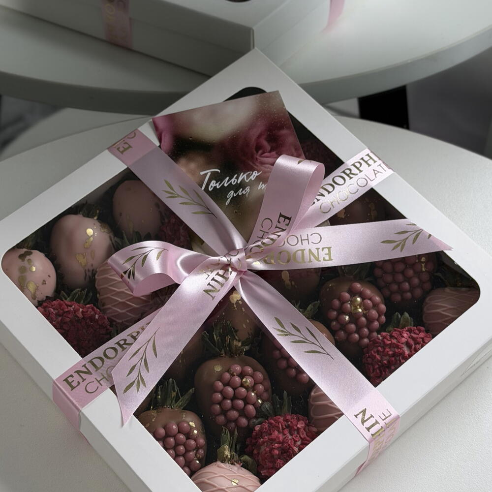 Клубника в шоколаде 25-30 шт (коробка 20*20 см)