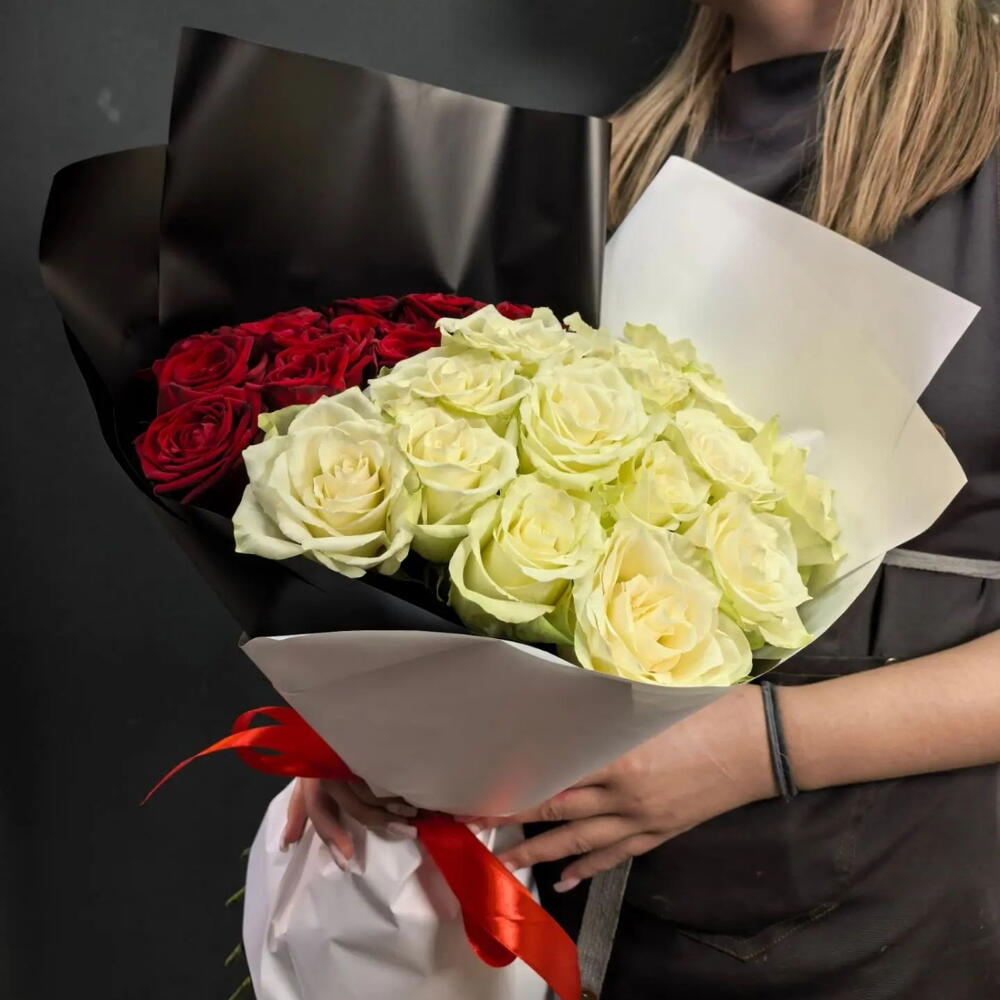 Белые и красные розы 🌹